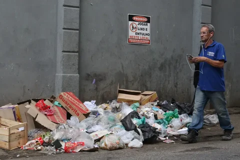 Câmara de Ponta Grossa aprova recompensa para quem denunciar lixo jogado na rua; entenda