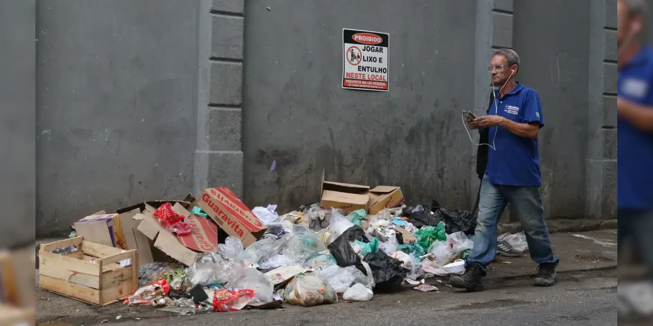 Câmara de Ponta Grossa aprova recompensa para quem denunciar lixo jogado na rua; entenda