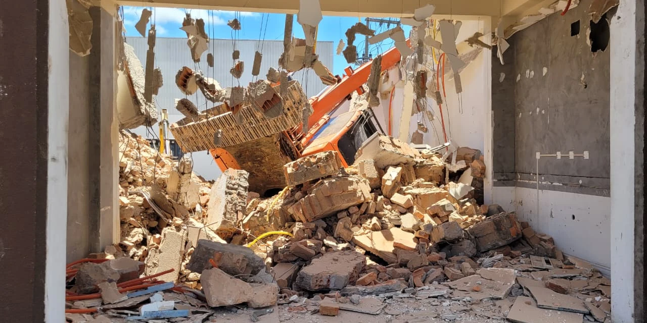 Chão cede e máquina tomba durante demolição de imóvel no Centro de PG