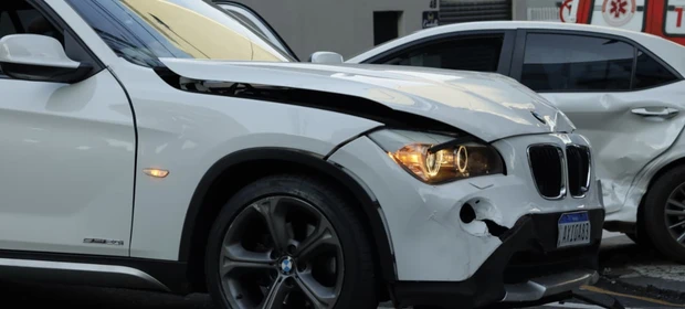 Idosa de 75 anos fica ferida após colisão entre Corolla e BMW em Ponta Grossa