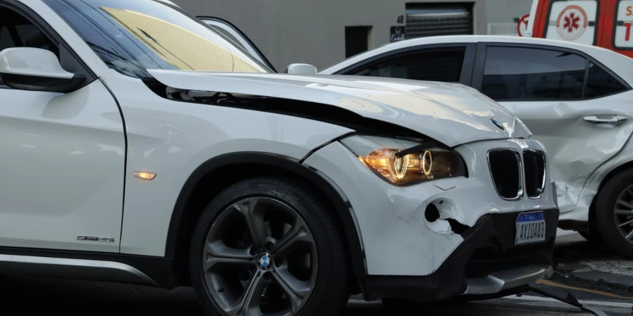 Idosa de 75 anos fica ferida após colisão entre Corolla e BMW em Ponta Grossa