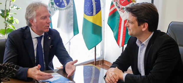 "Impulsionar ainda mais Curitiba", enfatiza Pimentel em reunião com embaixador de San Marino
