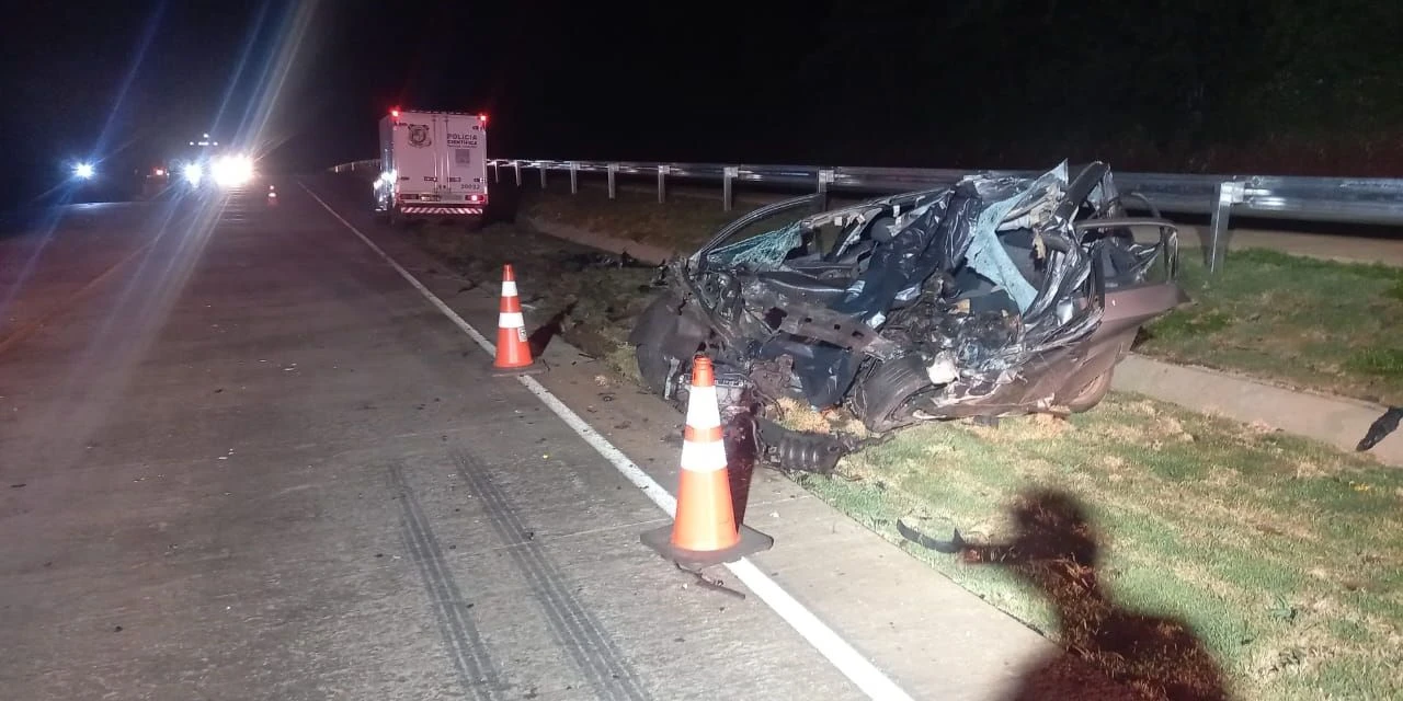 Fotos: Mulher morre em colisão frontal entre carro e carreta na PRC-466