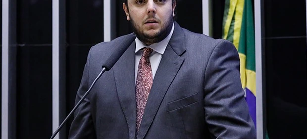 Elizabeth sanciona lei que homenageia deputado Francischini em Ponta Grossa