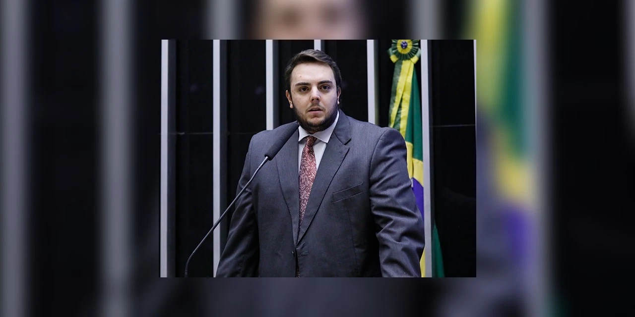 Elizabeth sanciona lei que homenageia deputado Francischini em Ponta Grossa