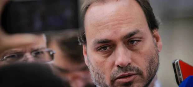 Carlos Bolsonaro pede ao STF para alterar data de visita ao pai preso