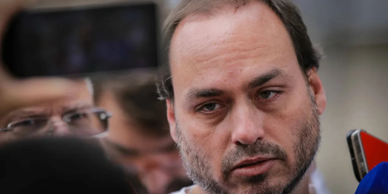 Carlos Bolsonaro pede ao STF para alterar data de visita ao pai preso