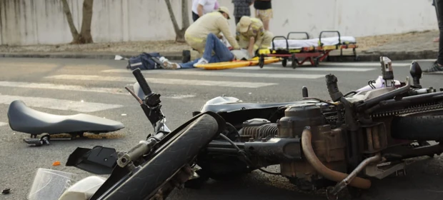 Motociclista fica ferido após colisão com caminhonete em bairro de Ponta Grossa