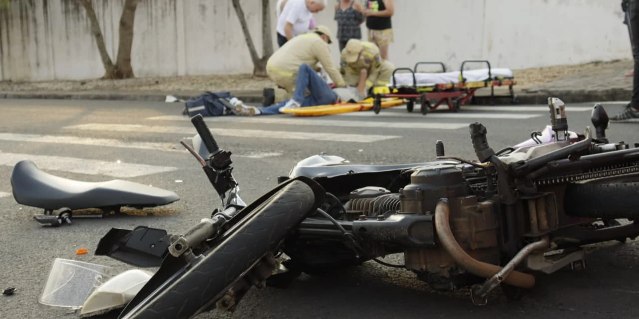 Motociclista fica ferido após colisão com caminhonete em bairro de Ponta Grossa