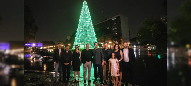 Com 18 metros de altura, árvore de natal iluminada abre celebrações no Centro Cívico