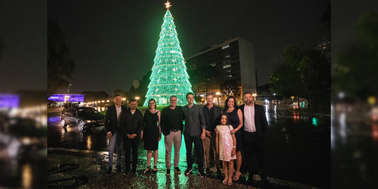 Com 18 metros de altura, árvore de natal iluminada abre celebrações no Centro Cívico