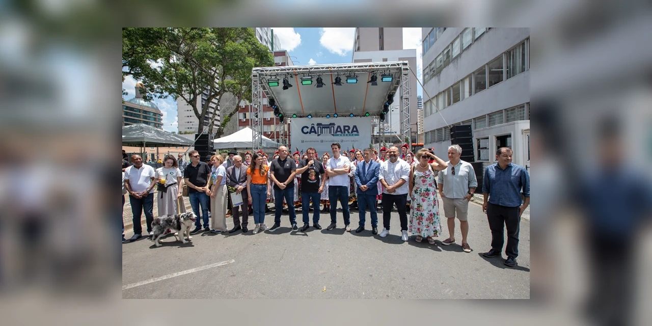 Praça Eufrásio Correia recebe edição de Natal do Câmara Aberta: “Eu vim aqui para valorizar o trabalho que todos os vereadores da Câmara Municipal e os seus servidores têm feito de abrir a Câmara para comunidade", disse Pimentel