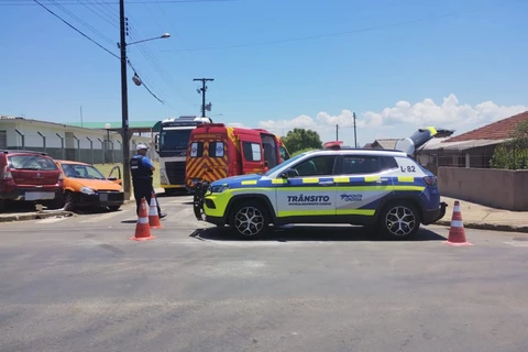 Carros colidem e atropelam mulher e criança que estavam na calçada