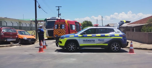 Carros colidem e atropelam mulher e criança que estavam na calçada