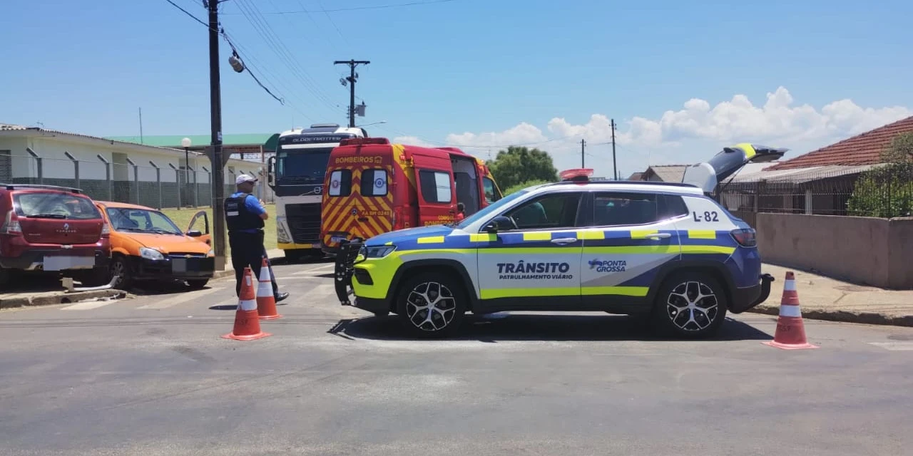 Carros colidem e atropelam mulher e criança que estavam na calçada