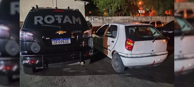 PM recupera carro furtado e prende trio por tráfico de drogas em Castro