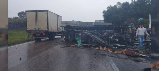 Motorista fica em estado grave após bater caminhão em barranco entre Ponta Grossa e Curitiba