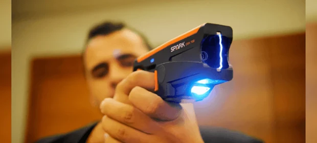 Homem tenta tomar arma de choque de guarda municipal e acaba preso em Ponta Grossa