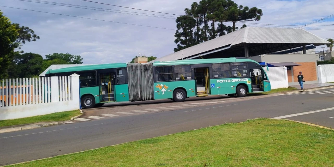 Motorista da VCG entra em surto e bloqueia portão da garagem com ônibus articulado