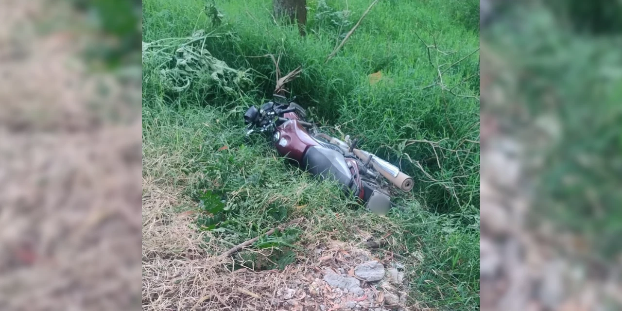 Polícia encontra moto furtada abandonada em terreno em Castro