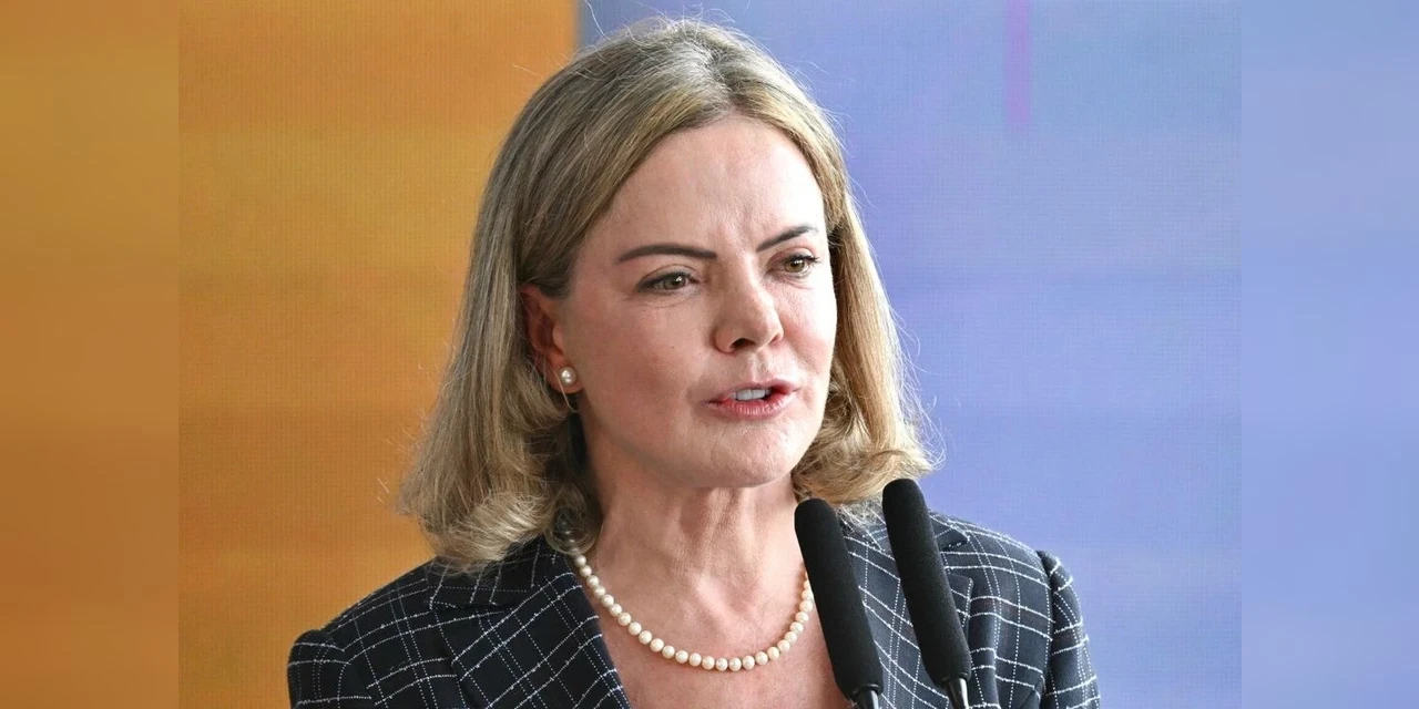 Ministra Gleisi visita PG em encontro do PT para prestigiar lançamento de livro do ex-prefeito Péricles