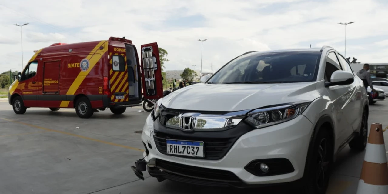 Colisão entre carro e moto dentro de atacadista deixa uma pessoa ferida em Ponta Grossa