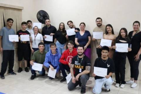 Prefeitura de Piraí do Sul entrega certificados de capacitação profissional para turma recém-formada