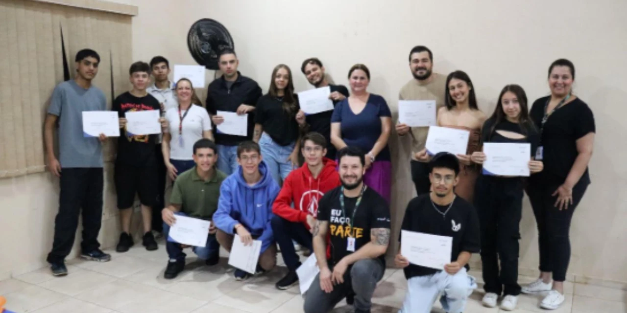 Prefeitura de Piraí do Sul entrega certificados de capacitação profissional para turma recém-formada