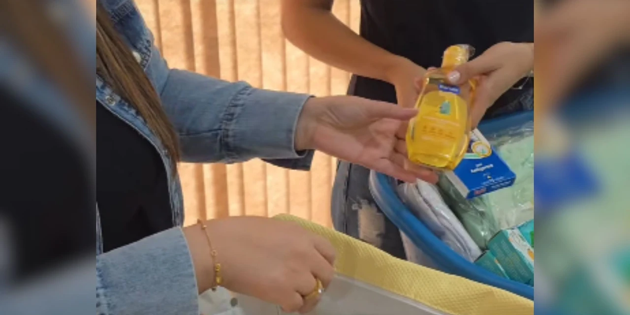 Prefeitura de São João do Triunfo entrega 'kits natalidade' para famílias do município