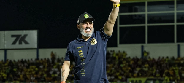 A volta por cima de Guanaes: criticado no Operário, celebrado na Libertadores