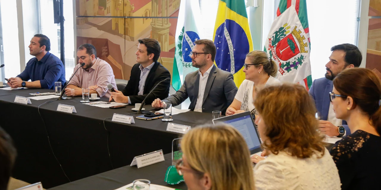 “Estamos construindo uma cidade melhor” diz Eduardo Pimentel em última reunião do ano com secretários e regionais