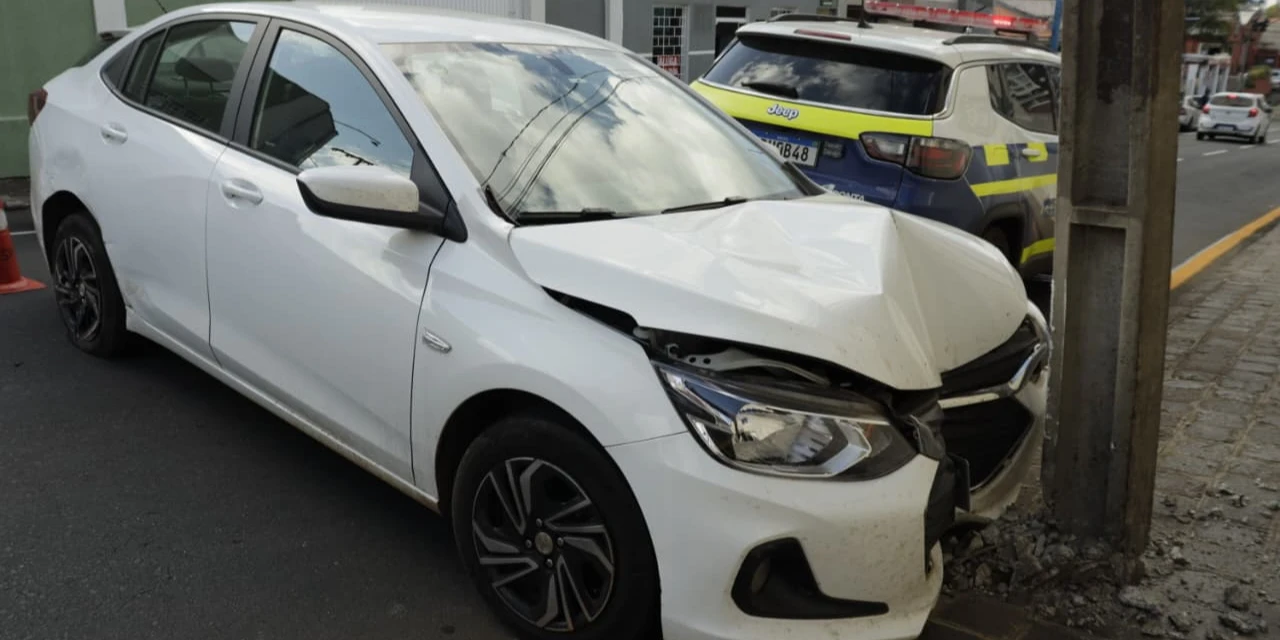 Colisão entre Montana e Onix quebra poste após motorista furar preferencial no Centro de Ponta Grossa