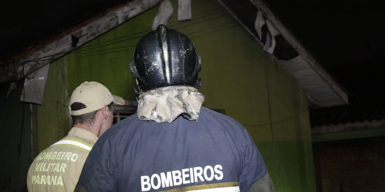 Incêndio em residência no Cará-Cará mobiliza equipes do Corpo de Bombeiros nesta madrugada; veja fotos