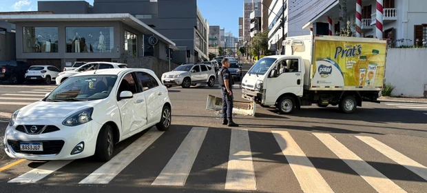 Caminhão atinge carro em cruzamento na vila Estrela, em Ponta Grossa