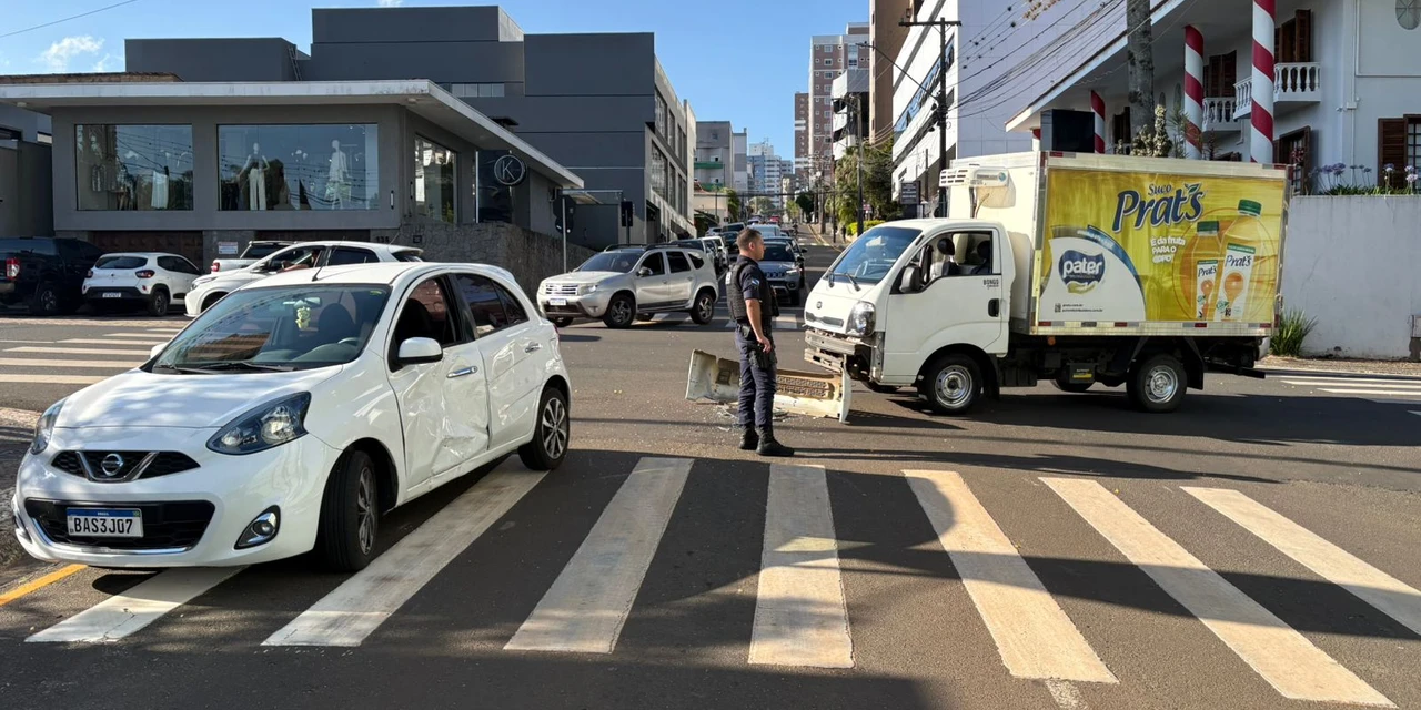 Caminhão atinge carro em cruzamento na vila Estrela, em Ponta Grossa