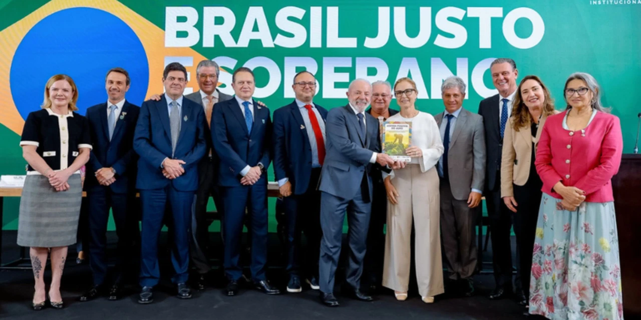 Agenda Positiva do Agro é entregue pelo ministro Fávaro ao presidente Lula