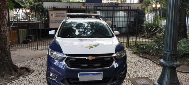 Jovem é esfaqueado em praça pública após negar cigarro