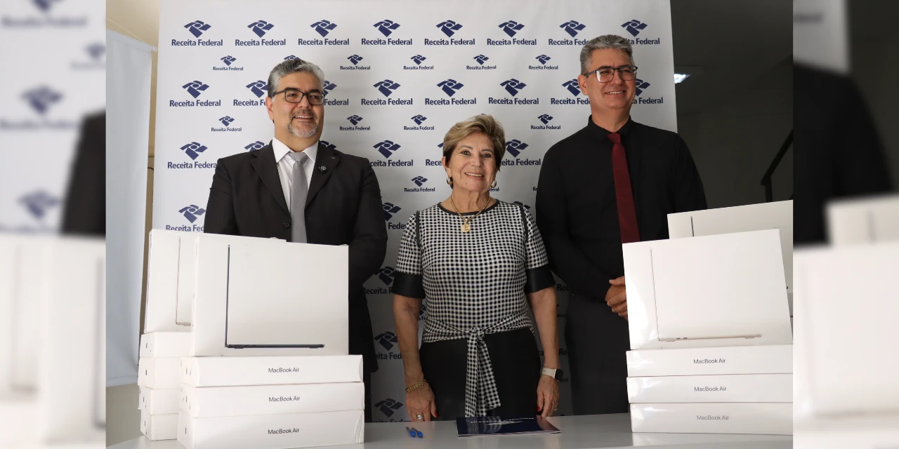 Receita Federal destina notebook para projeto Câmara Jovem