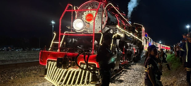 Veja imagens da 'Maria Fumaça natalina' que chegou em Ponta Grossa nesta sexta (05)