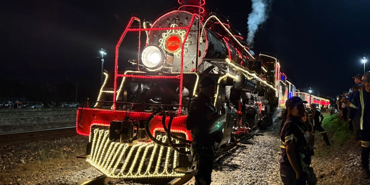 Veja imagens da 'Maria Fumaça natalina' que chegou em Ponta Grossa nesta sexta (05)