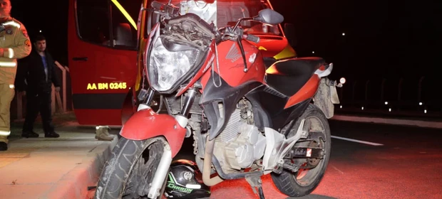 Motociclista sofre queda ao tentar desviar de cavalo na pista