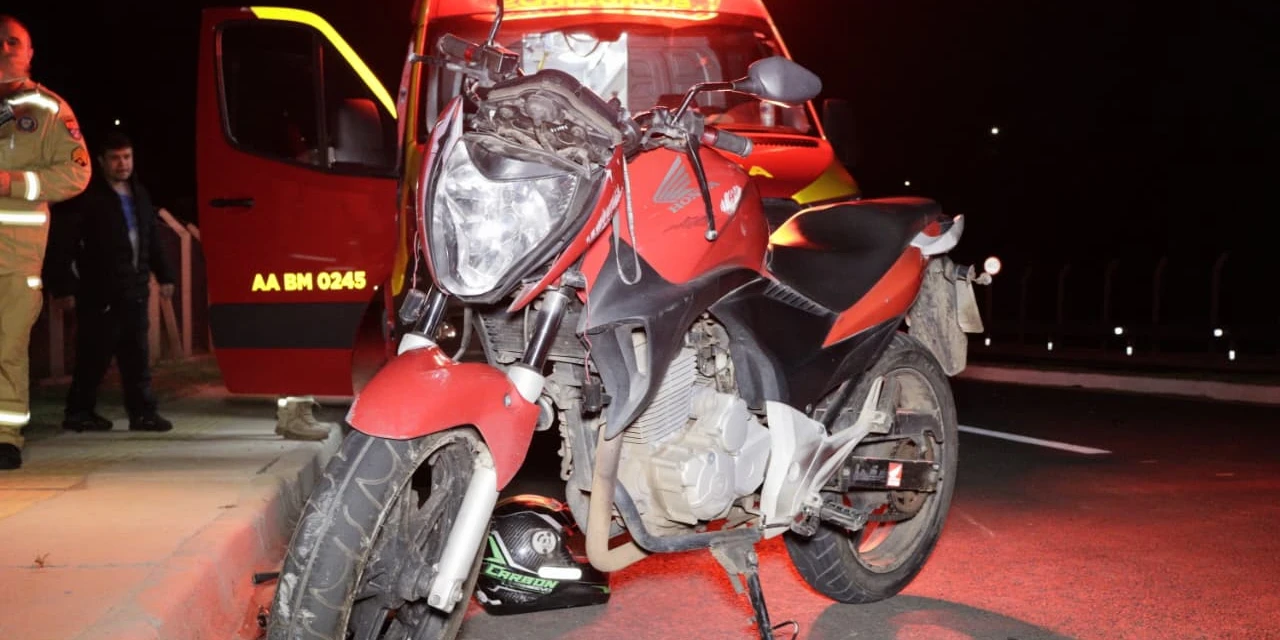 Motociclista sofre queda ao tentar desviar de cavalo na pista