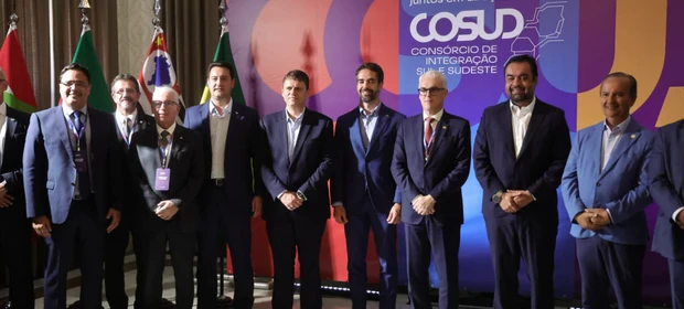 Ratinho Junior participa de encontro com MPs e recebe medalha do Bope durante 14º Cosud