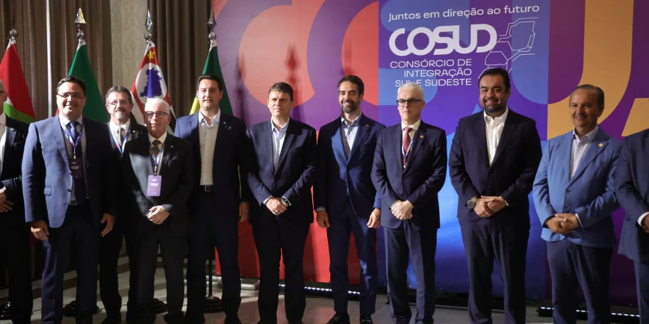 Ratinho Junior participa de encontro com MPs e recebe medalha do Bope durante 14º Cosud