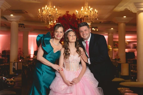 Coluna Super: 'Festa de 15 Anos de Júlia Sirigatti de Holleben Mello Frederico no Ponta By Night encanta Ponta Grossa', por Marilyn Schlosser