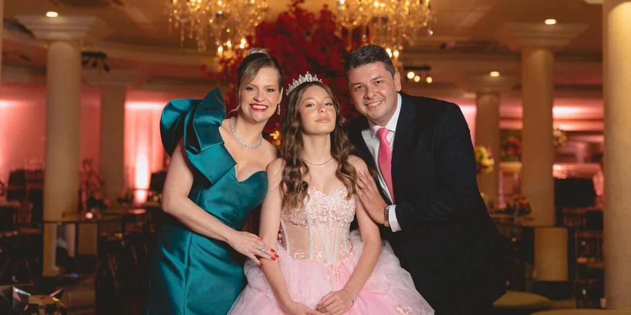 Coluna Super: 'Festa de 15 Anos de Júlia Sirigatti de Holleben Mello Frederico no Ponta By Night encanta Ponta Grossa', por Marilyn Schlosser