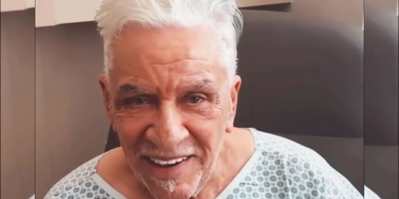 'Matogrosso' publica foto no hospital e agradece orações dos fãs