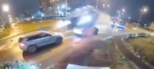 Vídeo mostra carro 'decolando' em rotatória durante grave acidente