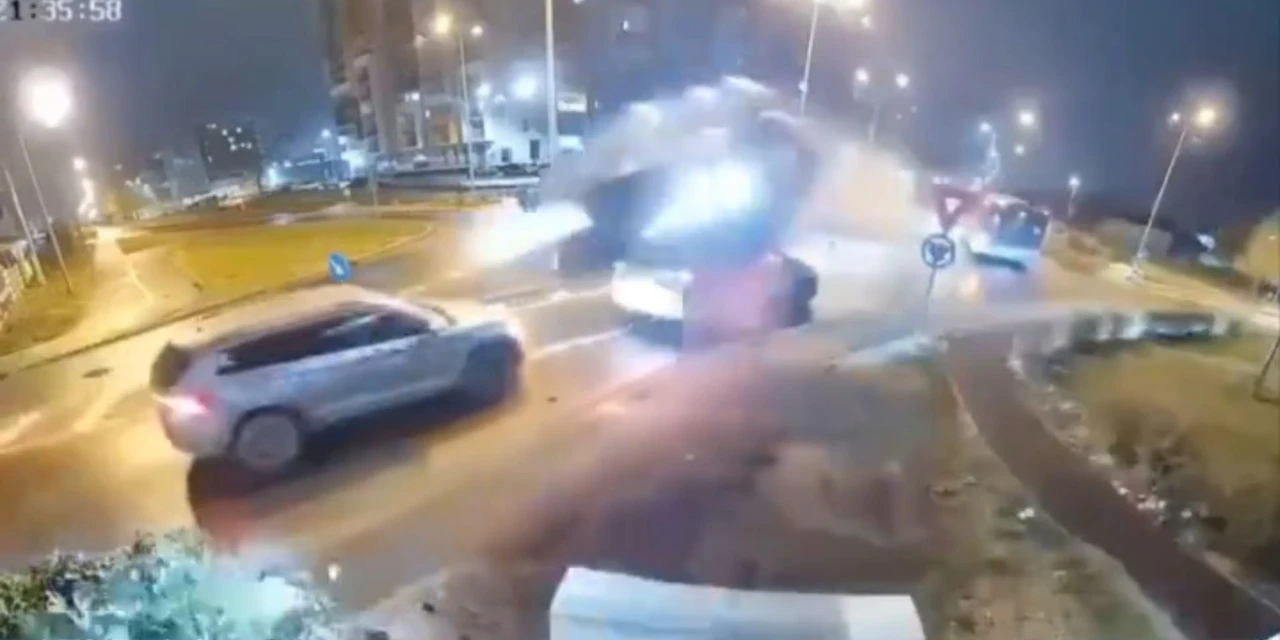 Vídeo mostra carro 'decolando' em rotatória durante grave acidente