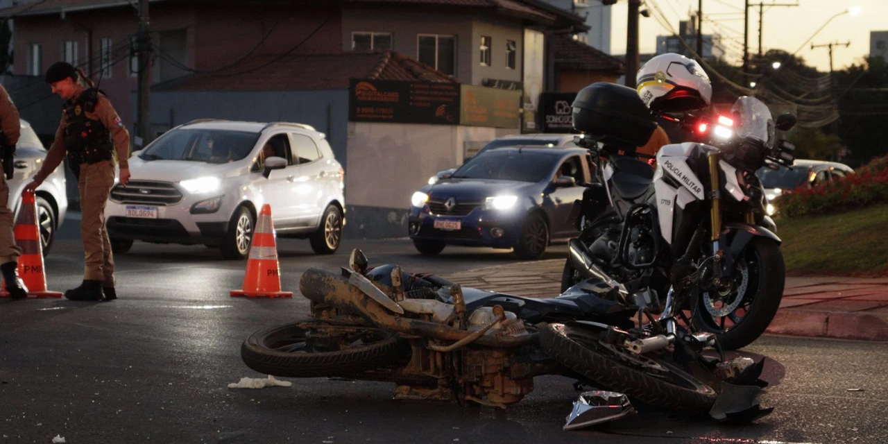 Motociclista sem CNH foge de blitz e acaba sofrendo grave acidente na 'rotatório dos tropeiros' em PG